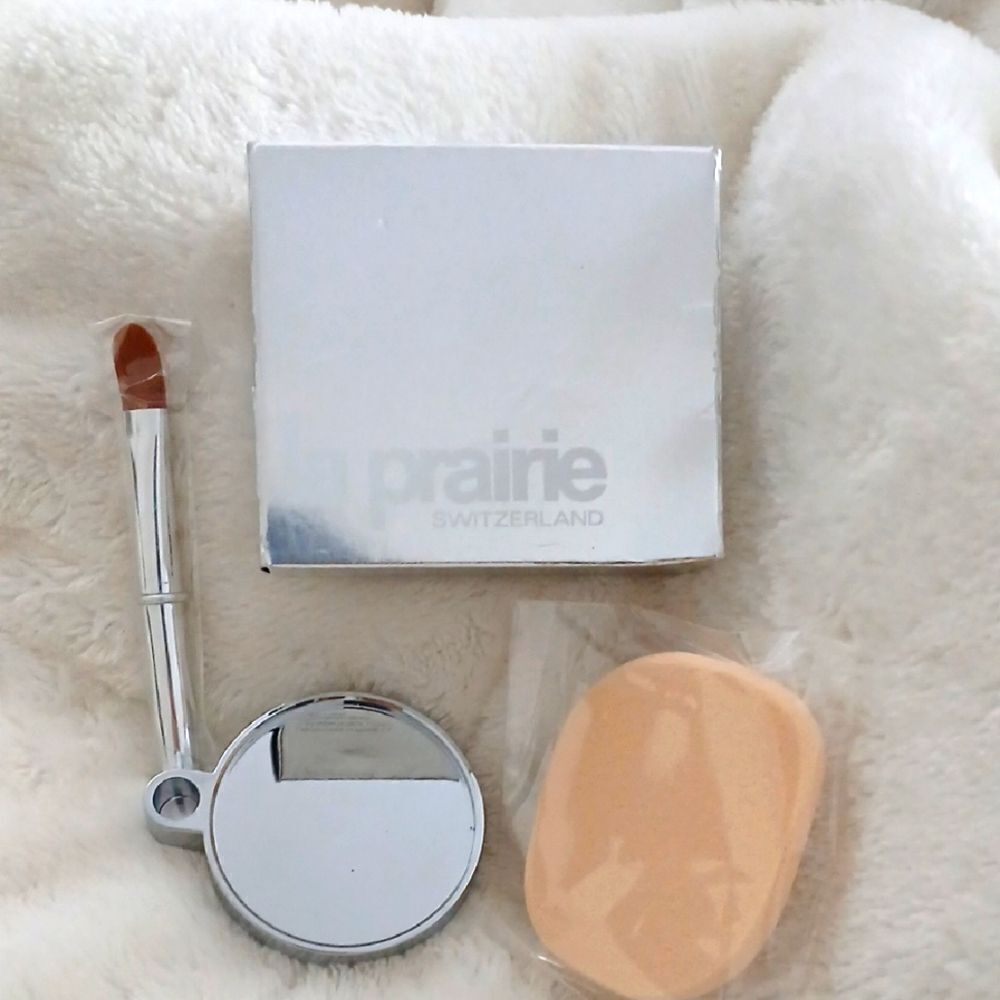 La Prairie Silver Compact with Brush and Sponge